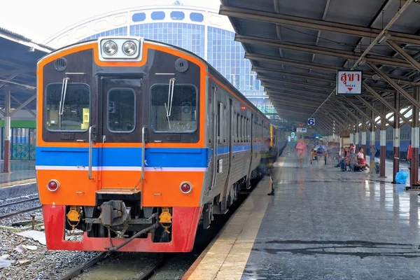 Tajski lekkoatletka czerwony pociąg, lokomotywa, oleju napędowego na bangkok Tajlandia stacja kolejowa — Zdjęcie stockowe