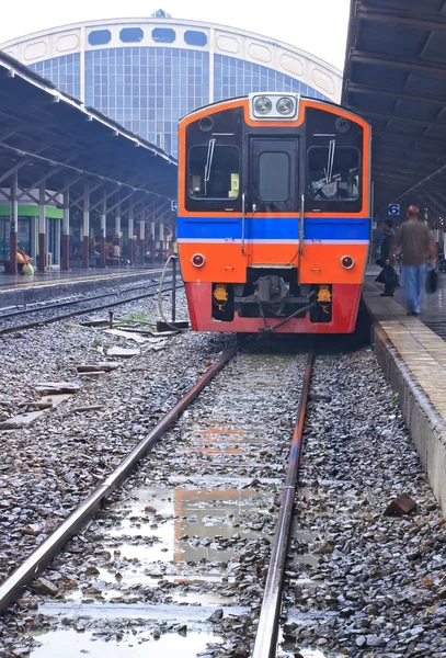 Perspective of Thai Red Sprinter train, Diesel locomotive, on Ba — Stock Photo, Image