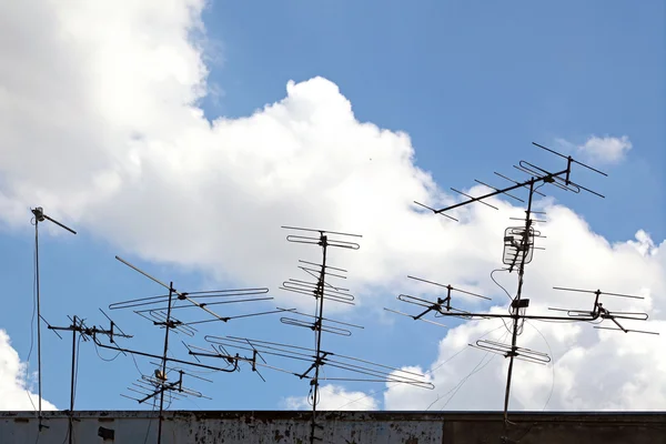 Conceitual de antena de telecomunicações no telhado — Fotografia de Stock