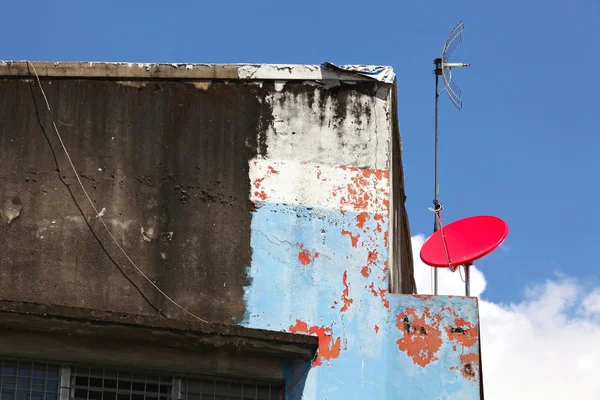 Červená satelitní anténu na budovu — Stock fotografie