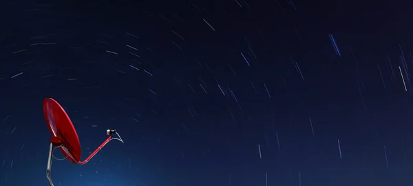 Εννοιολογική κόκκινο δορυφόρου πέρα από τη σπείρα αστέρι το βράδυ — Φωτογραφία Αρχείου