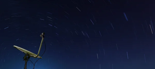 Koncepční žluté satelitu přes spirálu hvězda v noci — Stock fotografie