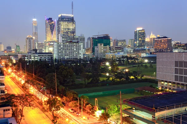 Bangkok stadsgezicht wolkenkrabber met lichte trail van freeway aan de — Stockfoto