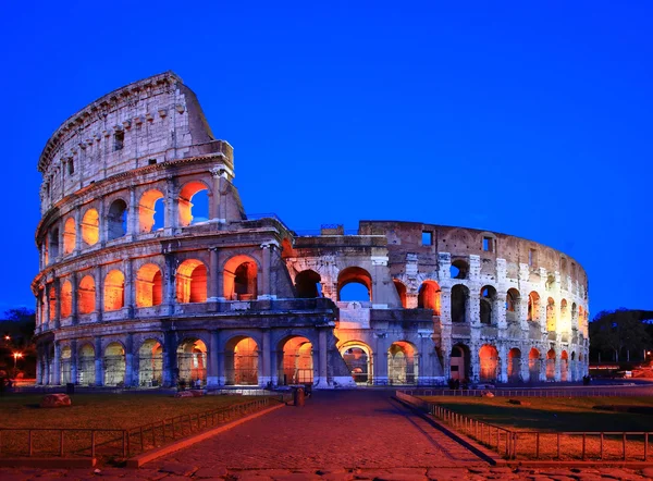Колізей, Рим Італії ніч — стокове фото
