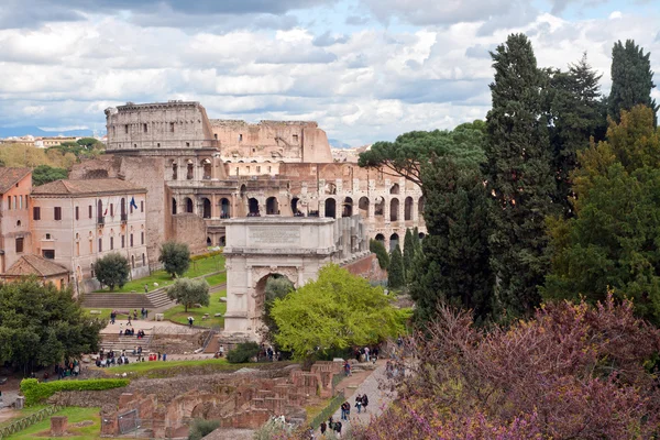 Colosseum uit de Romeinse forum rome — Stockfoto