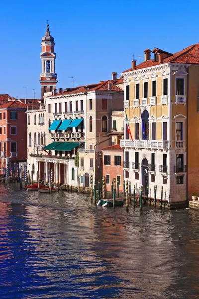 Klokkentoren in grand canal Venetië, Italië — Stockfoto
