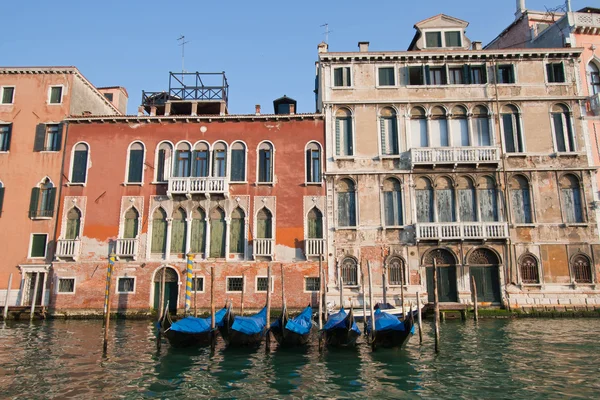 Goldola boot parkeren in grand canal Venetië Italië — Stockfoto