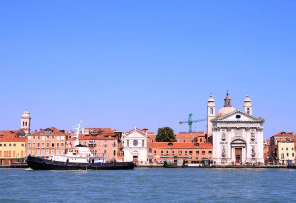 Iglesia en Grand canel en Venecia, Italia — Foto de Stock