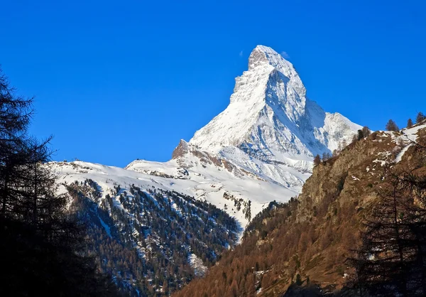 Matterhorn pico sobre o céu azul, Alpes na Suíça — Fotografia de Stock