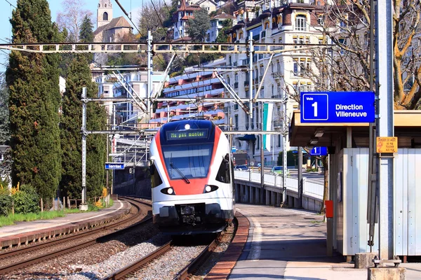 Современный поезд в Швейцарии — стоковое фото
