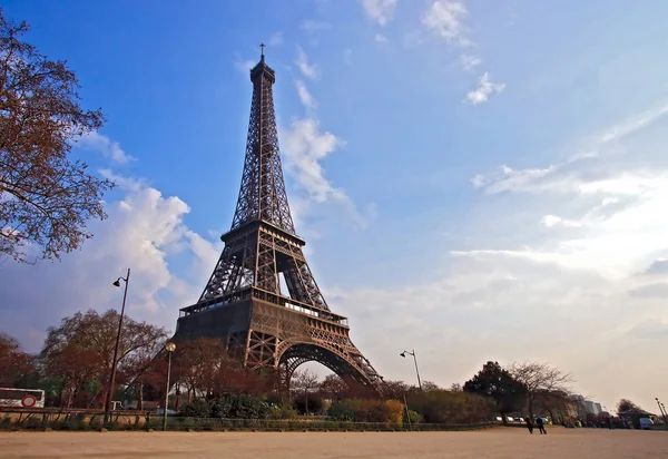 Wieża Eiffla z ogrodu w Paryżu Francja — Zdjęcie stockowe