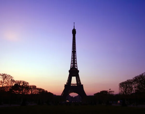 Sziluettjét az Eiffel-torony, este — Stock Fotó