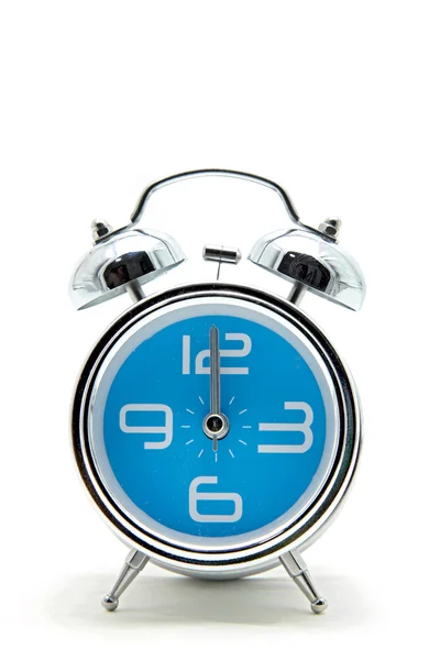 นาฬิกาปลุกสีฟ้าแยกบนสีขาว — ภาพถ่ายสต็อก