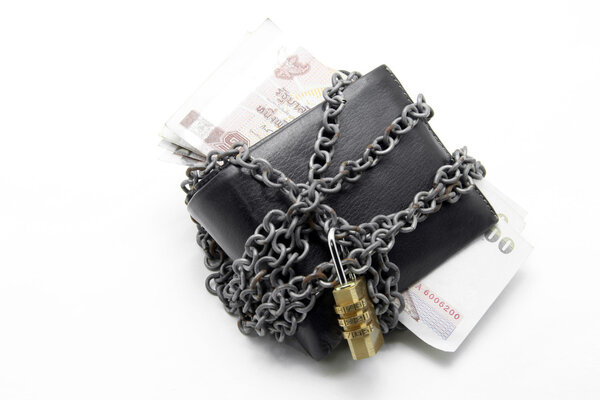 черный кожаный бумажник с цифровым замком и тайской банкнотой
