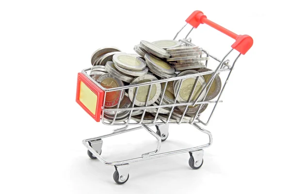 Carrinho de compras com moedas de riqueza completa — Fotografia de Stock