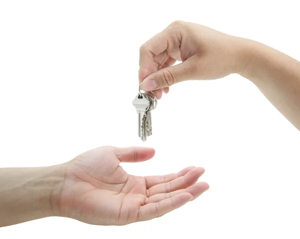 Man overhandigt de set sleutels huis — Stockfoto