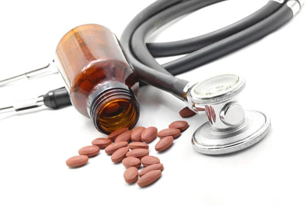 Lékařský stetoskop a pilulku tablet — Stock fotografie
