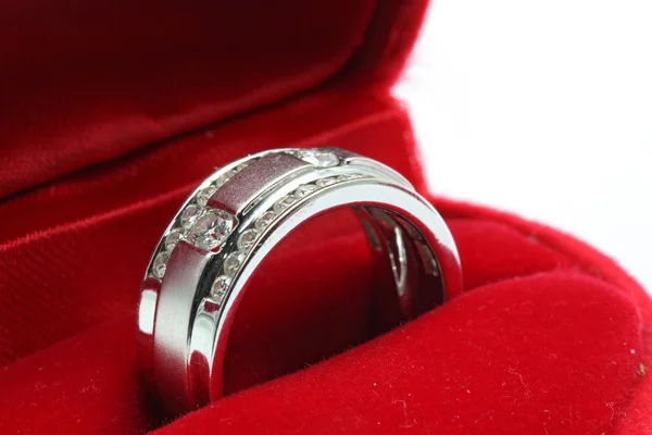 Esküvői gyémánt gyűrű piros mezőben — Stock Fotó