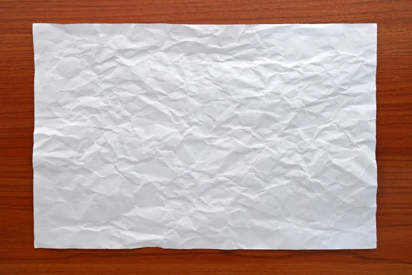 Papel branco enrugado anexar na placa de madeira — Fotografia de Stock