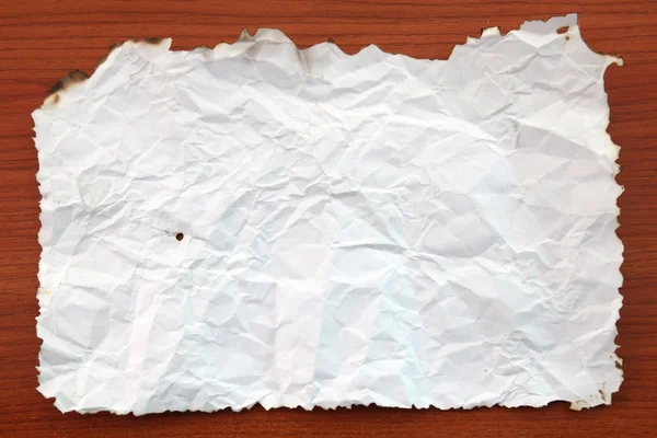 Τσαλακωμένο χαρτί λευκό αποδίδουν στην σανίδα — Φωτογραφία Αρχείου