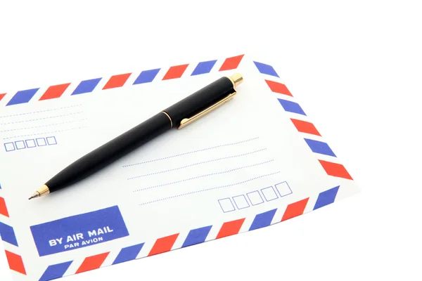 Lucht mail envelop met pen geïsoleerd op witte achtergrond — Stockfoto