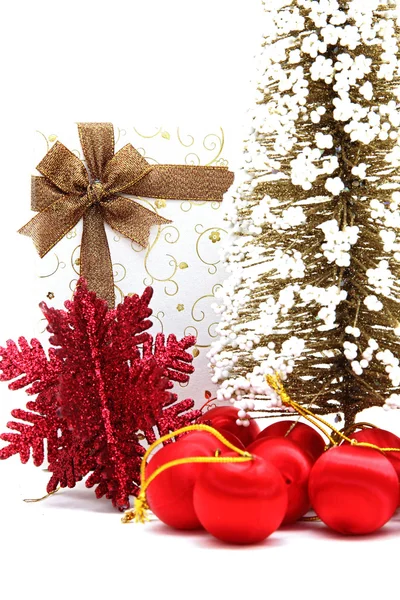 Vit holiday låda med julgran och prydnad — Stockfoto