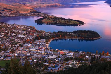 Queenstown şehir manzarası akşam