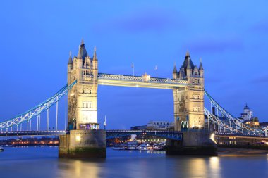 London tower bridge alacakaranlıkta