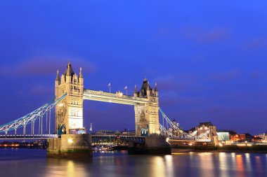 London tower bridge alacakaranlıkta