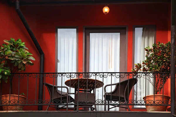 Balcon sur le bâtiment de style italien — Photo