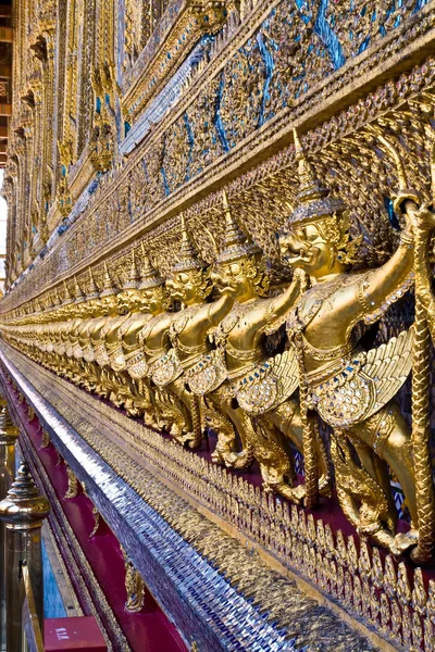 Garuda dourado no grande palácio Tailândia — Fotografia de Stock