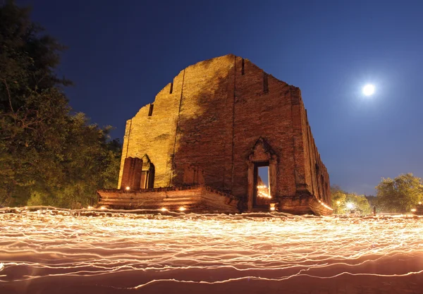 Vela luz rastro de la Ceremonia de Budismo en la ruina del templo con la luna —  Fotos de Stock