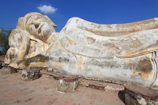 Estátua de buddha reclinada gigante — Fotografia de Stock