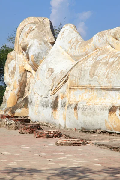 Estatua gigante de buda reclinada en ruinas — Foto de Stock