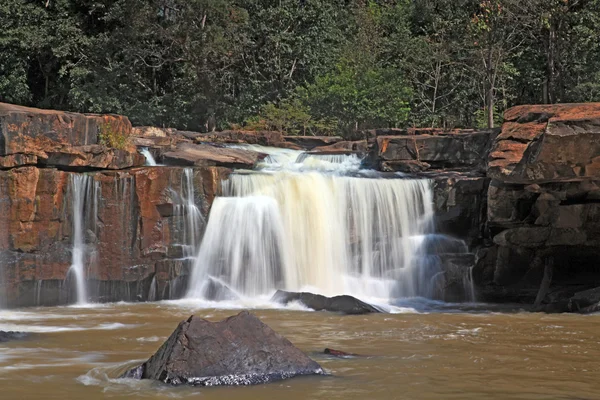 Partie de cascade Tadtone dans la forêt climatique de Thaïlande — Photo