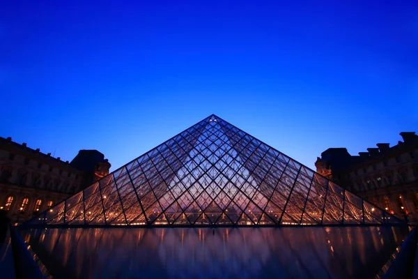 Louvre piramit peyzaj — Stok fotoğraf