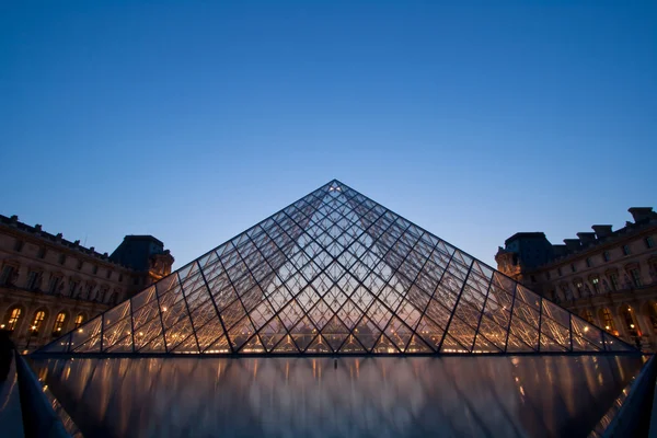 ルーブル美術館のピラミッドの風景 — ストック写真