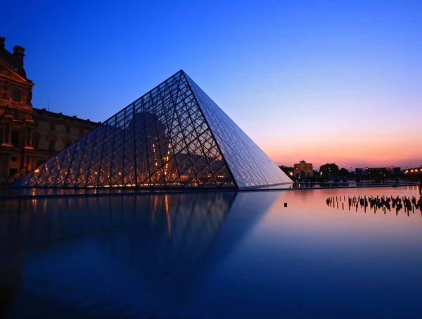 Пейзаж пирамиды Лувра — стоковое фото