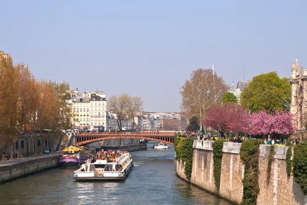 Turistická plavba v river seine Paříž — Stock fotografie