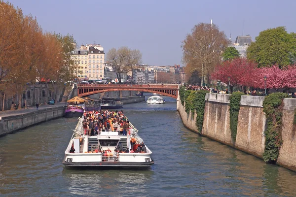 Tourist cruise boat in Paris France — Stock Photo, Image