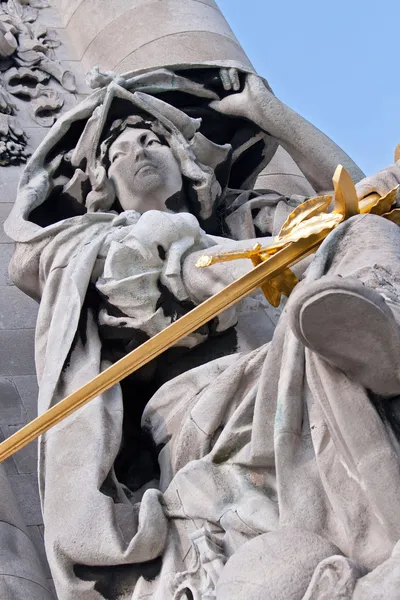 Statue an der Alexanderbrücke in Paris — Stockfoto