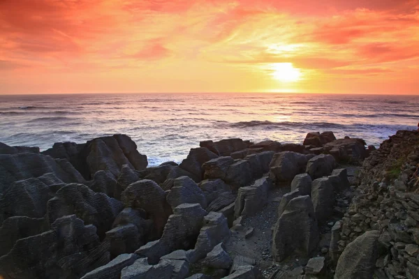 Zachód słońca w naleśnik kanion rock na zachodnim wybrzeżu plaży nowy zea — Zdjęcie stockowe