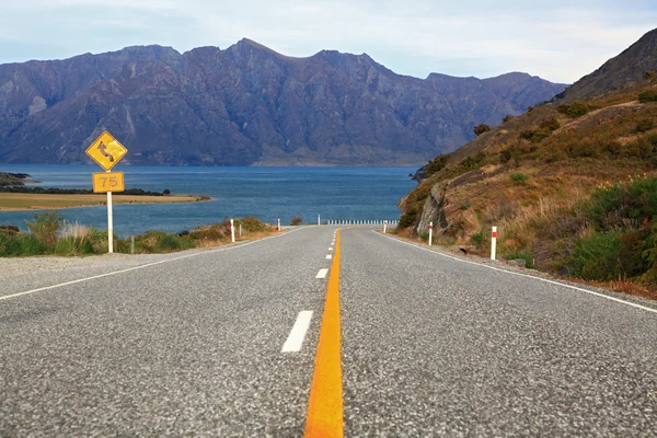 Perspectiva de rodovia rodovia para lago Hawea em Wanaka Novo — Fotografia de Stock