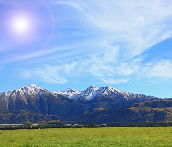 Снежная гора южных альпийских Альп в Новой Зеландии с солнцем — стоковое фото