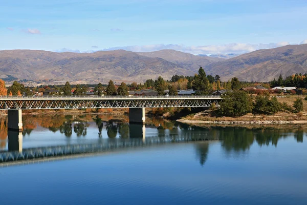 Ponte rodoviária sobre o lago Dunstan — Fotografia de Stock