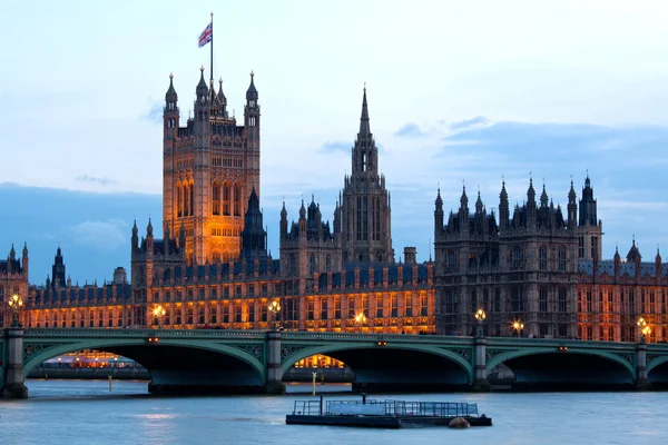 Башня Виктория в лондонском Доме Парламента — стоковое фото