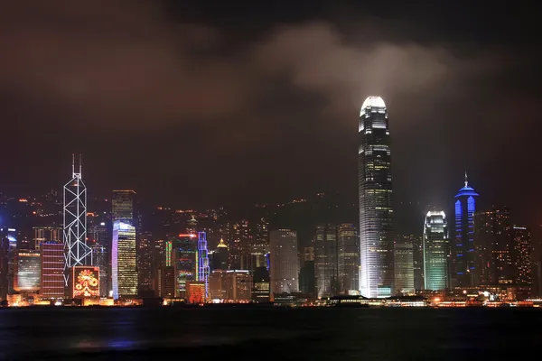 Hongkong i wieżowiec położony w dzielnicy biznesowej w zmierzchu — Zdjęcie stockowe