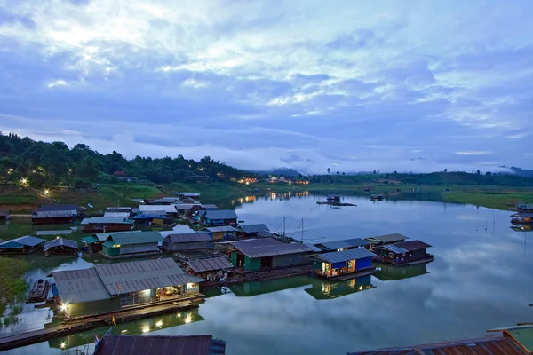 Schwimmendes Dorf westlich von Thailand — Stockfoto