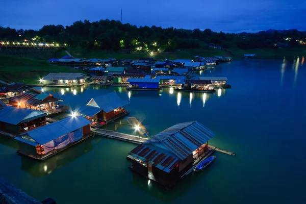 Vila flutuante a oeste da Tailândia — Fotografia de Stock