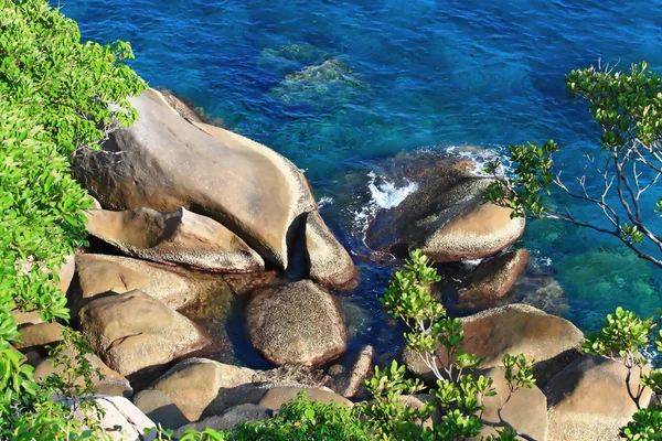 Ähnlicher Felsen am Strand, paradiesische Insel im Süden der Insel — Stockfoto